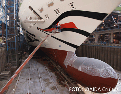 AIDAperla hat Kussmund erhalten 1 Maler arbeiten am Kussmund von AIDAperla