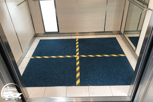 Auf dem Boden sind Markierungen für den Sicherheitsabstand angebracht. Es dürfen maximal 4 Personen gleichzeitig in einen Fahrtuhl.