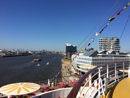 1 Jahr Kreuzfahrt-Coach.de! 3 Hamburger Elbphilharmonie vom Schiff aus gesehen