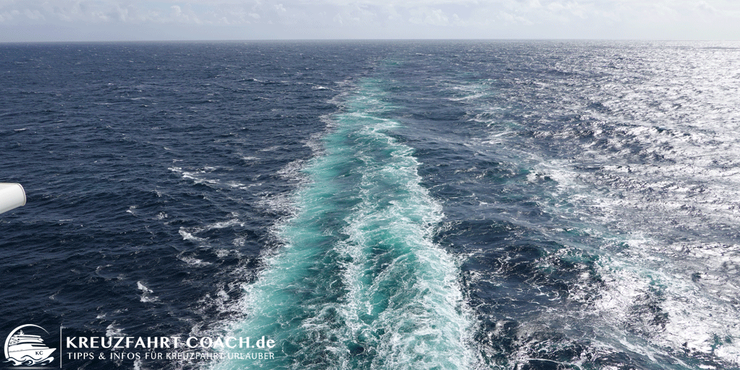 Heckwellen der Mein Schiff 2 Blick vom Schiff nach Achtern auf die Heckwellen und den Horizont.