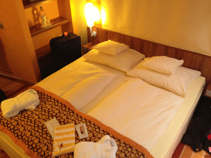 Doppelbett in der Kabine AIDA Schiffsbesichtigung - Doppelbett in der Kabine