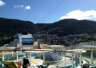 Kreuzfahrtschiff im Hafen von Molde