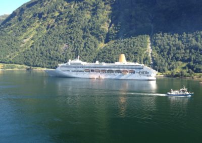 Kreuzfahrtschiff im Geiranger Fjord