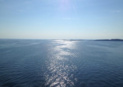 Die Sonne spiegelt sich im Meer