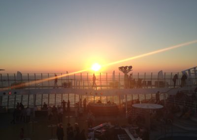 Sonnenuntergang auf dem Pooldeck