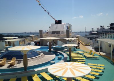 Blick auf das Pooldeck