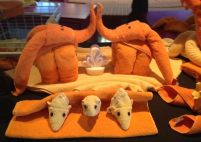 Aus Handtüchern gebastelte Figuren
