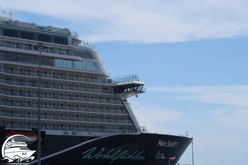 Kreuzfahrtschiff von TUI Cruises im Hafen Kreuzfahrten ab Bremerhaven mit TUI Cruises