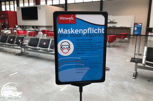 Maskenpflicht beim Check-In Im Kreuzfahrtterminal ist die Maske pflicht.