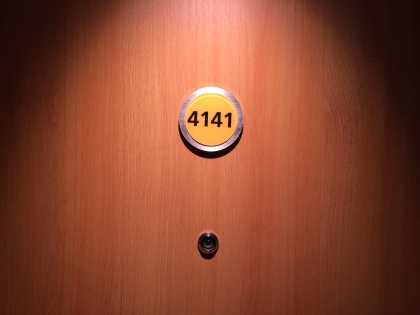 Orientierung auf dem Schiff 3 Kabinennummer an der Kabinentür