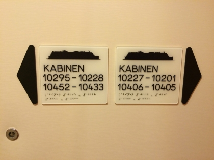 Orientierung auf dem Schiff 2 Schild Wegweiser zu den Kabinen