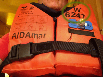 Musterstation 1 Seenotrettungsweste mit Kabinennummer und Musterstation