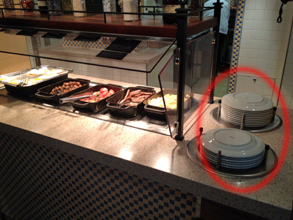 Das Kreuzfahrt-Hygiene 1x1 11 Tellerspender am Buffet