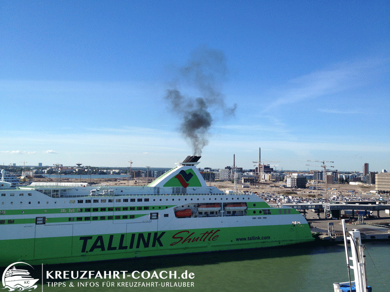 Schwarzer Rauch aus Schiff. Diese Schiff verfügt wahrscheinlich nicht über eine Abgasreinigungsanlage.